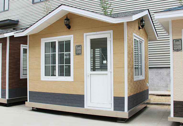 輕鋼崗?fù)? /><br /></p> 有人會(huì)認(rèn)為,<strong>輕鋼房屋</strong>的使用壽命不如傳統(tǒng)的混凝土建筑,但是,根據(jù)國外經(jīng)驗(yàn)以及實(shí)驗(yàn)數(shù)據(jù)來看,這種體系在歐美發(fā)達(dá)國家已經(jīng)成熟運(yùn)用,輕鋼住宅結(jié)構(gòu)的使用壽命是90年,使我們可以放心使用的家居住房。盛大鋼結(jié)構(gòu)利用現(xiàn)代新型的建筑材料,包括玻璃棉、歐松板、石膏板、金屬雕花板、瀝青瓦、SBS防水卷材、呼吸紙等材料,解決了該建筑體系的防水、防火、保溫、隔熱、吸引降噪等技術(shù)問題,我們對<strong>輕鋼房屋</strong>的未來前景是十分看好的。<br /><p> 山西盛大鋼結(jié)構(gòu)近期的新產(chǎn)品除了輕鋼住宅以外,還有集裝箱房屋、輕鋼崗?fù)は盗小⒐残l(wèi)生間系列產(chǎn)品,如果您對我們的新產(chǎn)品感興趣的話,可以致電我們的銷售客服熱線,我們期待您的來電。</p><p> 本文鏈接:<strong>http://www.hygdst.cn/news/0004511655.html </strong>未經(jīng)允許不得轉(zhuǎn)載。</p><p style=